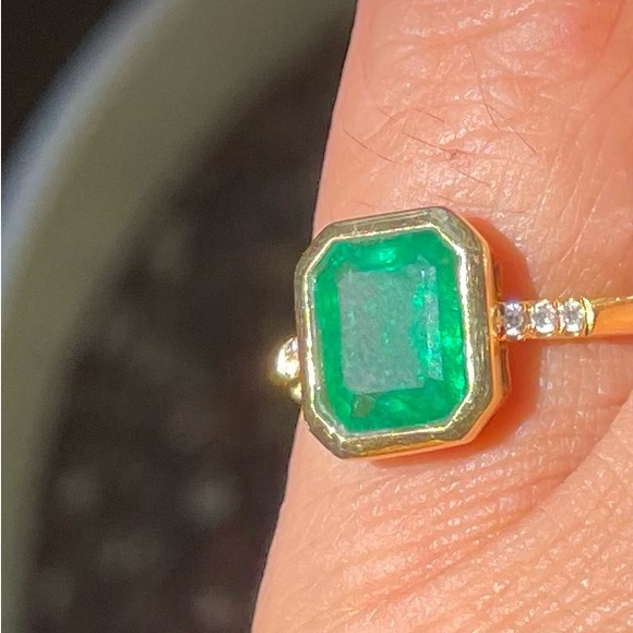 Engagement ring: natural emerald 18K ring with 6 natural diamonds - Picture 6 of 8